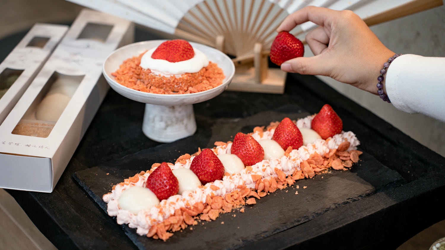 西西漫走筆記: 天母。慶祝celebrate baking。在台北想要吃好吃的雪莓娘(草莓大福)，我推薦這家!草莓蛋糕也好好吃~, image size:1500x844