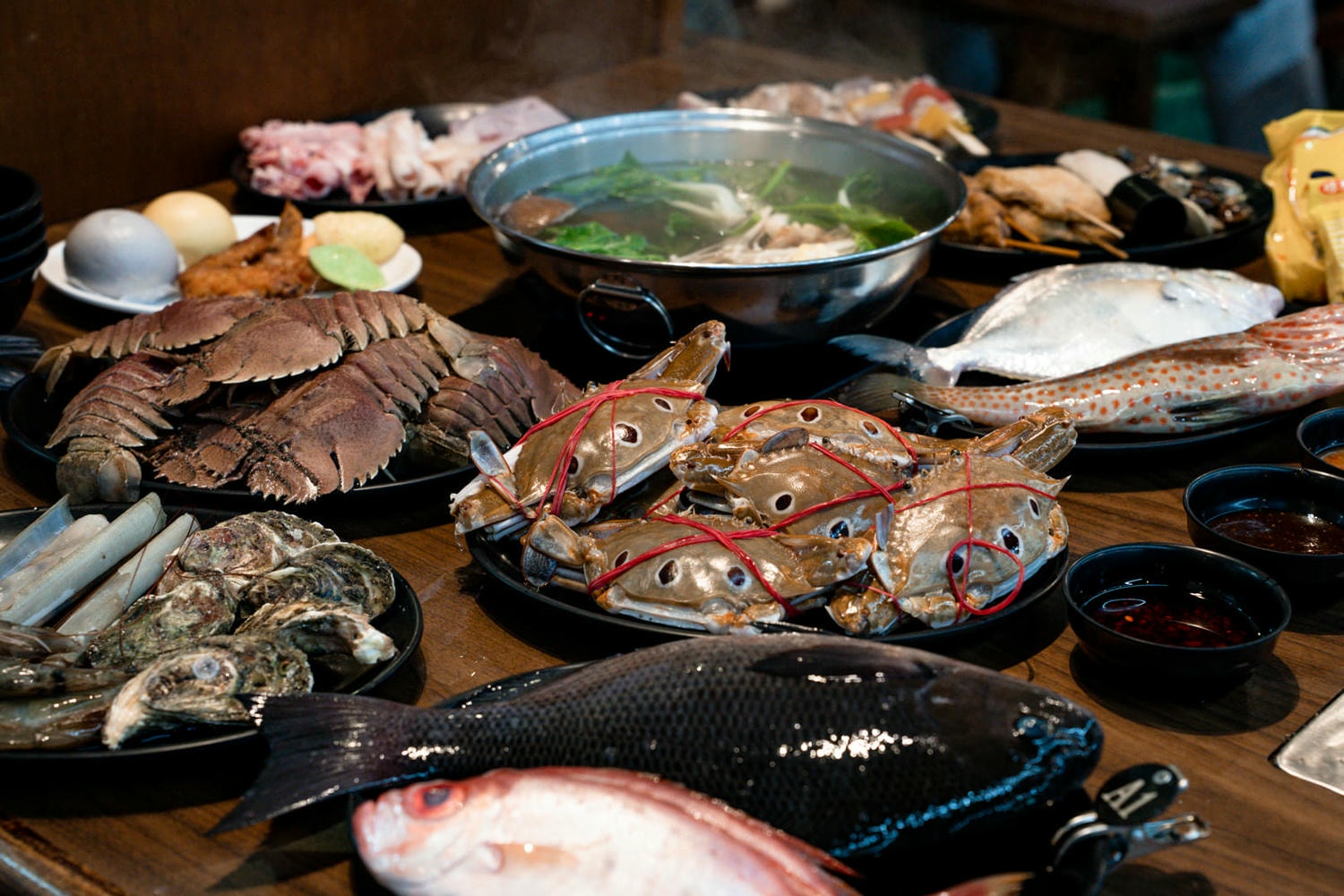 林口海世界複合式碳烤店|現流海魚、生魚片、螃蟹吃到飽!當季牡蠣海鮮無限享用,不收服務費超划算! - 第2張圖
